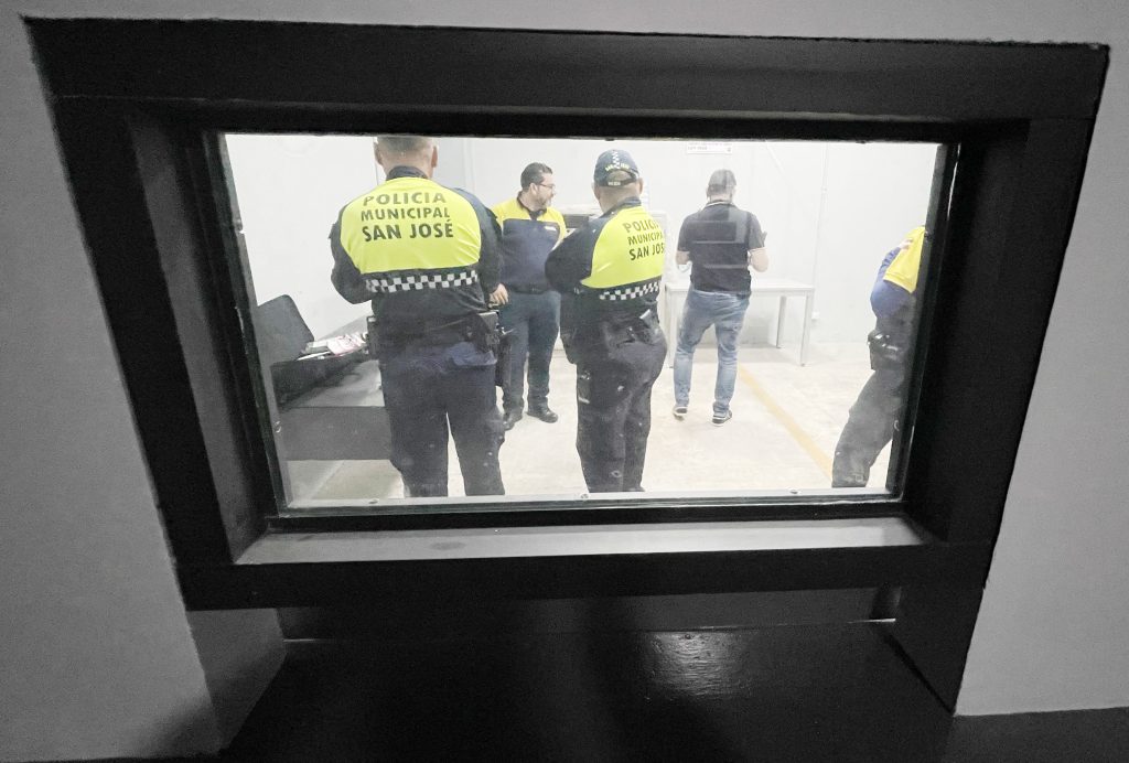 La ventanilla de la armería está blindada. 