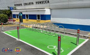 Uno de los cicloparqueos está ubicado afuera del estadio Colleya Fonseca.
