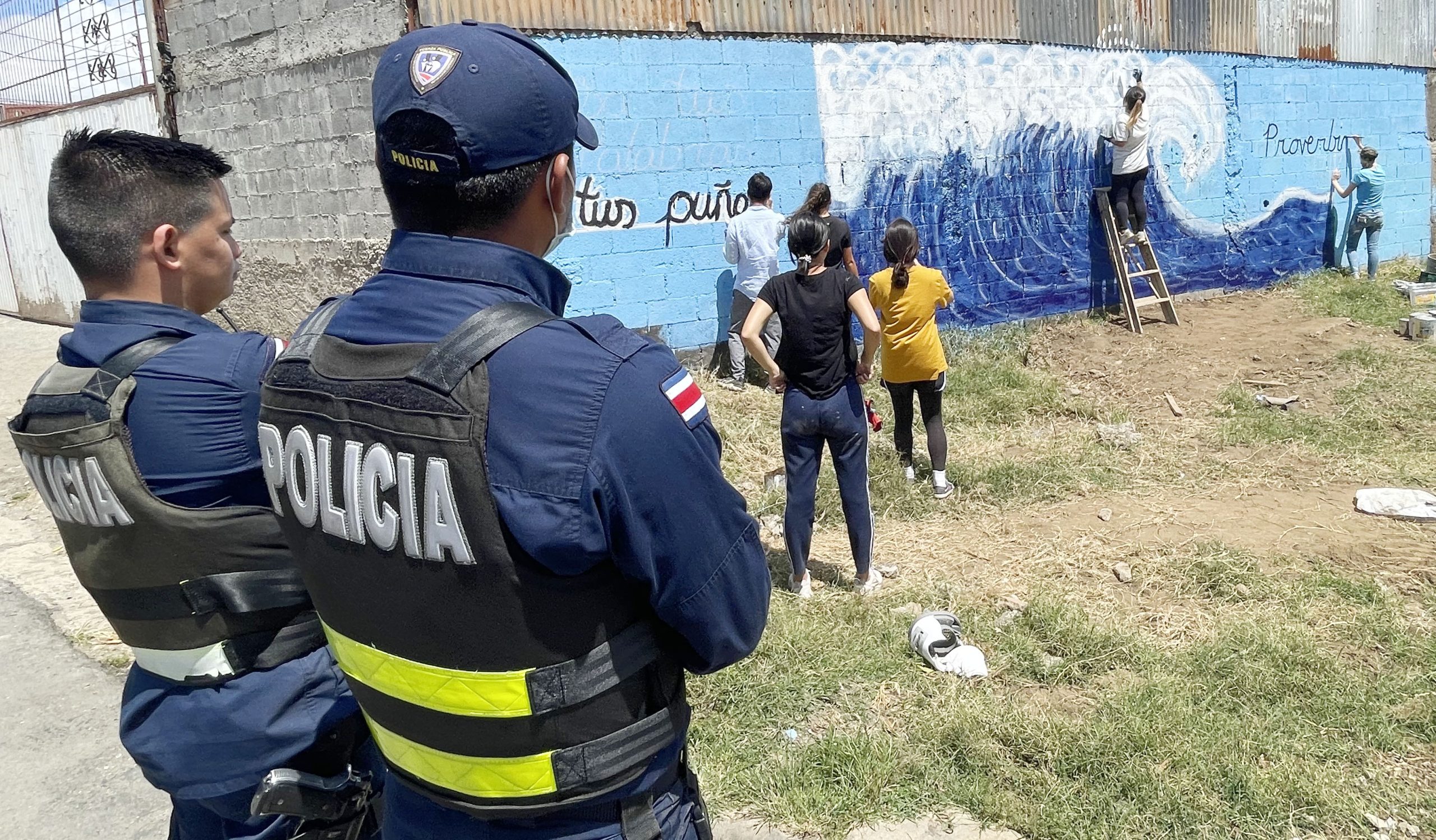Jóvenes misioneros pintaron un mural contra la violencia a la entrada del asentamiento Los Colochos, Purral