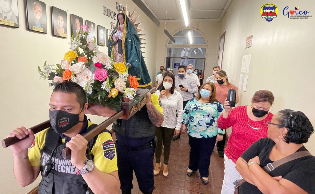 La Virgencita de Guadalupe recorrió el Palacio Municipal.