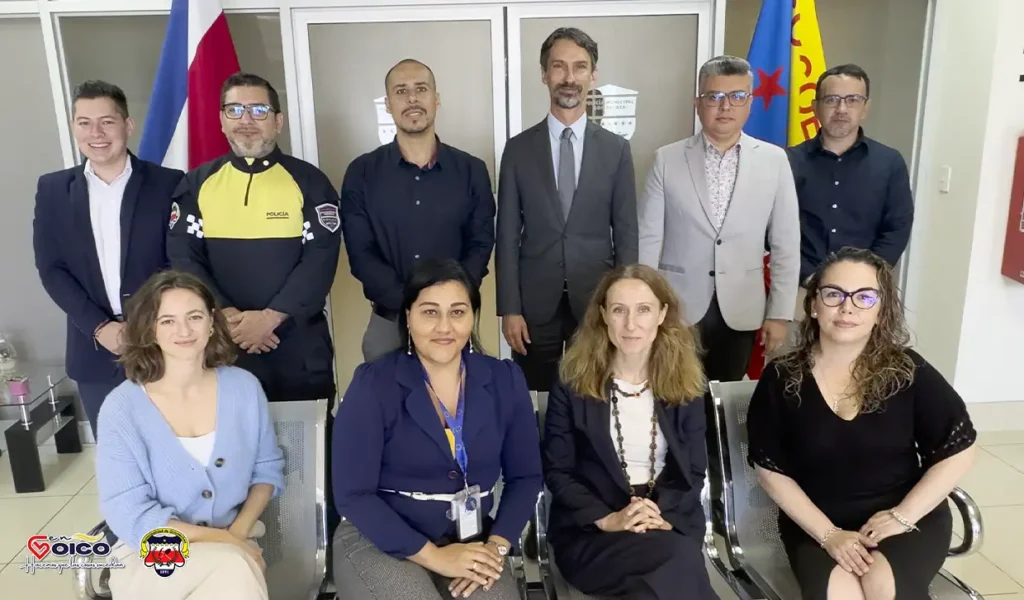El embajador de la Unión Europea en Costa Rica, Mag. Pierre-Louis Lempereur (al centro con saco y corbata grises), felicitó al equipo de la Municipalidad de Goicoechea por su labor social y policial.