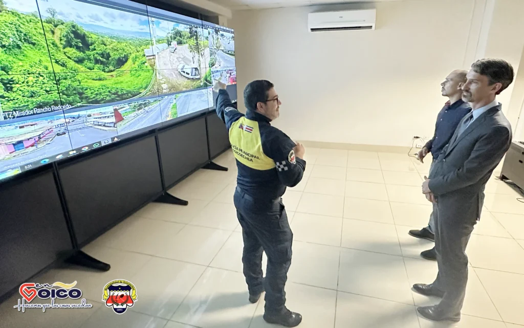 El embajador de la Unión Europea en Costa Rica, Mag. Pierre-Louis Lempereur, y el alcalde municipal de Goicoechea, Lic. Fernando Chavarría Quirós, escucharon al jefe de la Policía Municipal, Lic. Roy Díaz Elizondo, quien les explicó la forma de trabajo en el centro de videoprotección.
