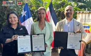 La ministra de la Condición de la Mujer, Cindy Quesada Hernández; la embajadora de Chile en Costa Rica, Margarita Portuguez González, y el alcalde de Goicoechea, Fernando Chavarría Quirós, suscribieron el acuerdo para organizar el seminario internacional Chile-Costa Rica: Fortalecimiento de la Política Nacional de Cuidados a través de la experiencia comparada.